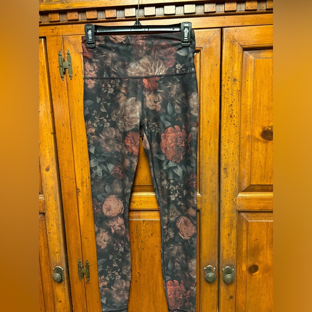 Athleta dark floral active wear leggings in Small EUC